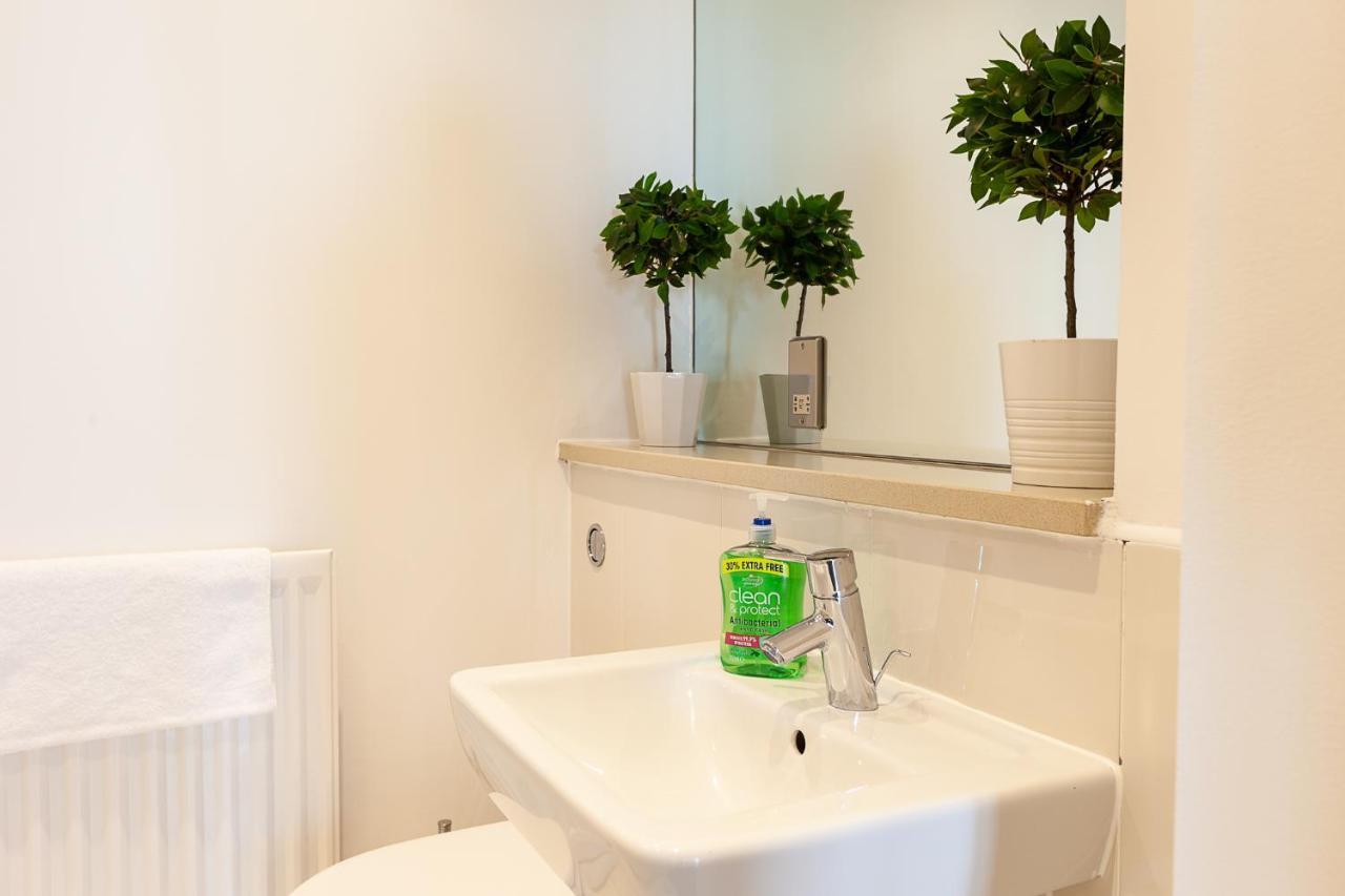 2 Bedroom 2 Bathroom Apartment In Central Milton Keynes With Free Parking And Smart Tv - Contractors, Relocation, Business Travellers 外观 照片